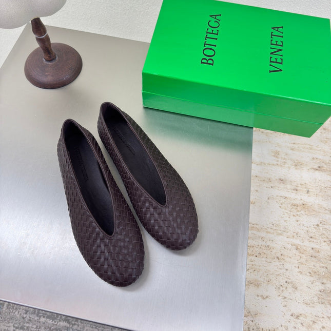 BOTTEGA VENETA 26S BALLET FLATS IN DARK BROWN WOVEN LAMBSKIN