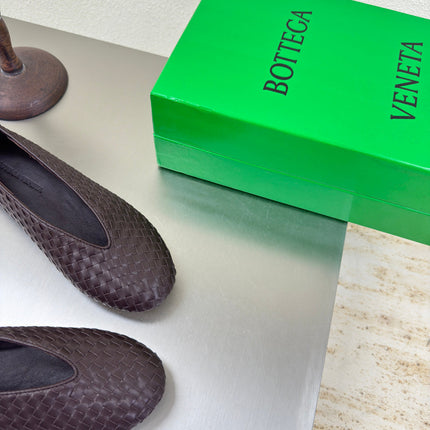 BOTTEGA VENETA 26S BALLET FLATS IN DARK BROWN WOVEN LAMBSKIN