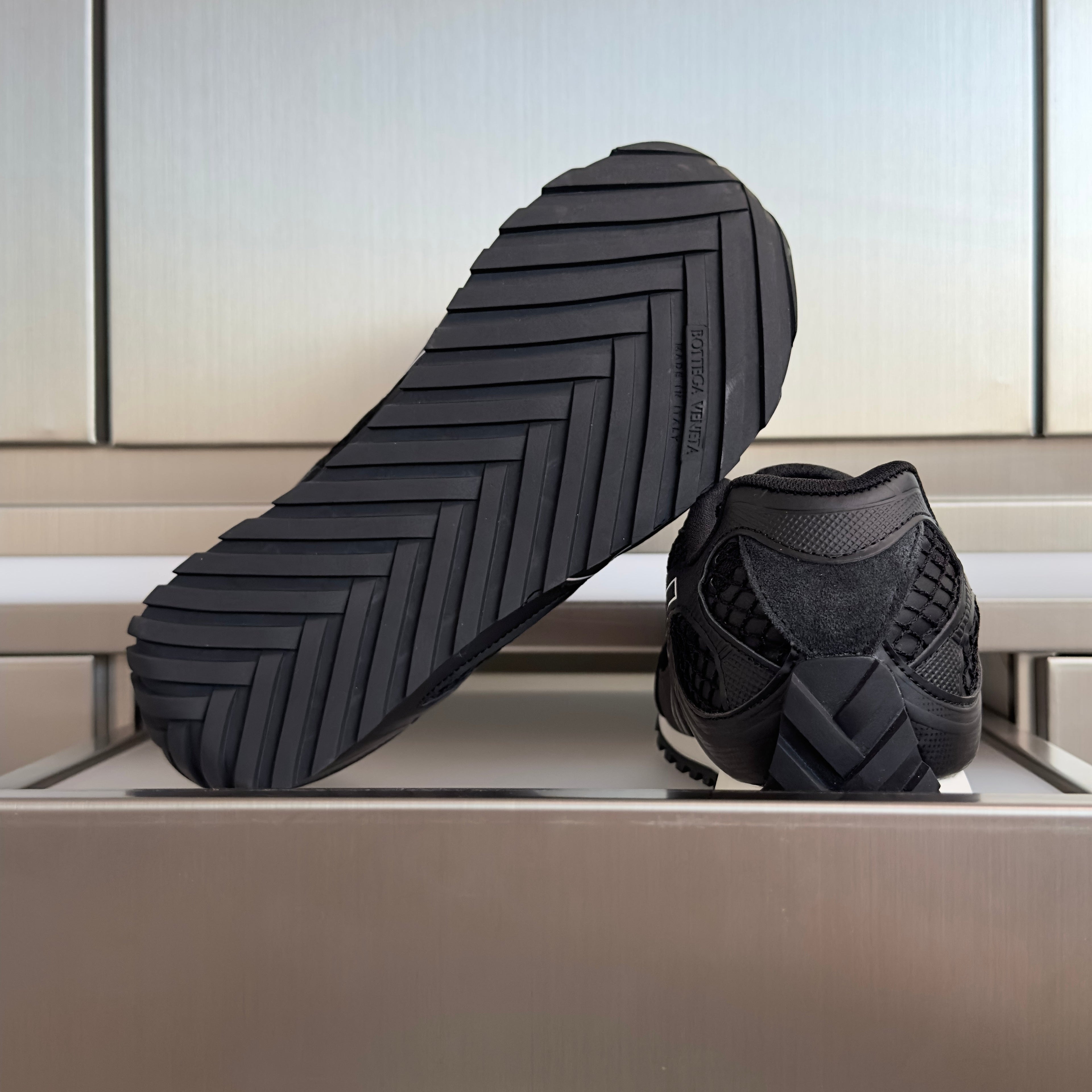 BOTTEGA VENETA 26S SNEAKERS IN BLACK TPU MATERIAL AND MESH FABRIC