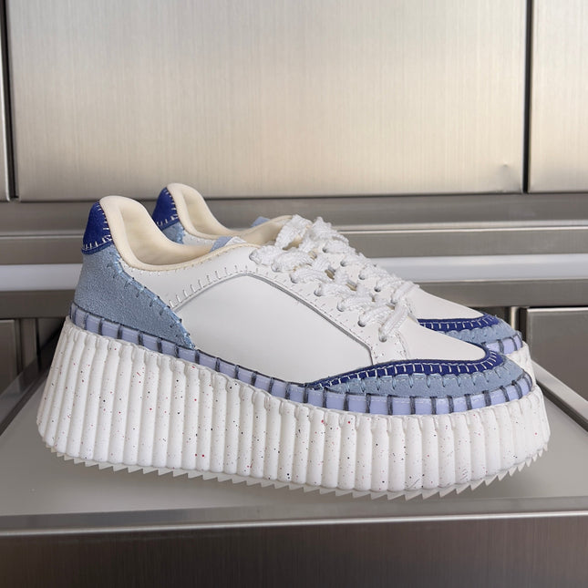 CHLOÉ 26S WEDGE SNEAKERS 70 MM IN WHITE CALFSKIN AND BLUE SUEDE