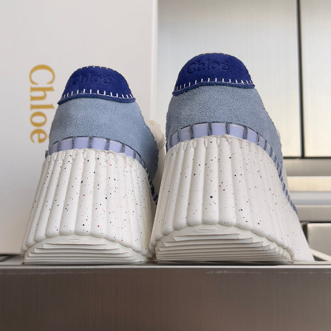 CHLOÉ 26S WEDGE SNEAKERS 70 MM IN WHITE CALFSKIN AND BLUE SUEDE