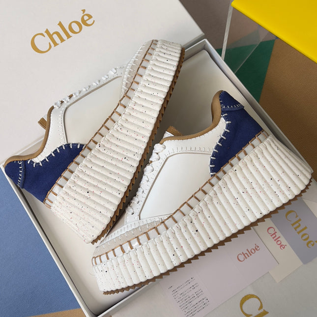 CHLOÉ 26S WEDGE SNEAKERS 70 MM IN WHITE CALFSKIN AND NAVY BLUE SUEDE