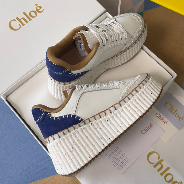 CHLOÉ 26S WEDGE SNEAKERS 70 MM IN WHITE CALFSKIN AND NAVY BLUE SUEDE