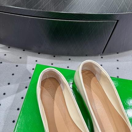 BOTTEGA VENETA 26S BALLET FLATS IN LIGHT BEIGE CALFSKIN