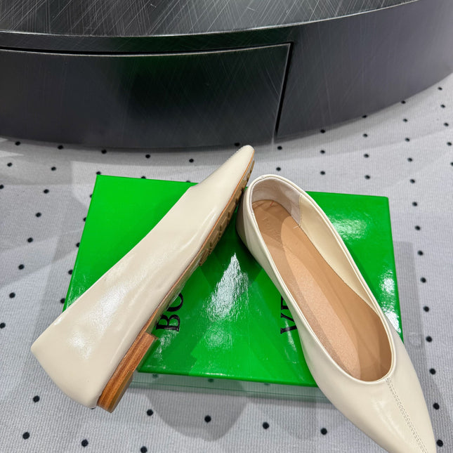 BOTTEGA VENETA 26S BALLET FLATS IN LIGHT BEIGE CALFSKIN