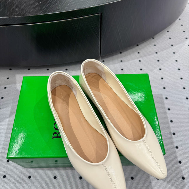 BOTTEGA VENETA 26S BALLET FLATS IN LIGHT BEIGE CALFSKIN