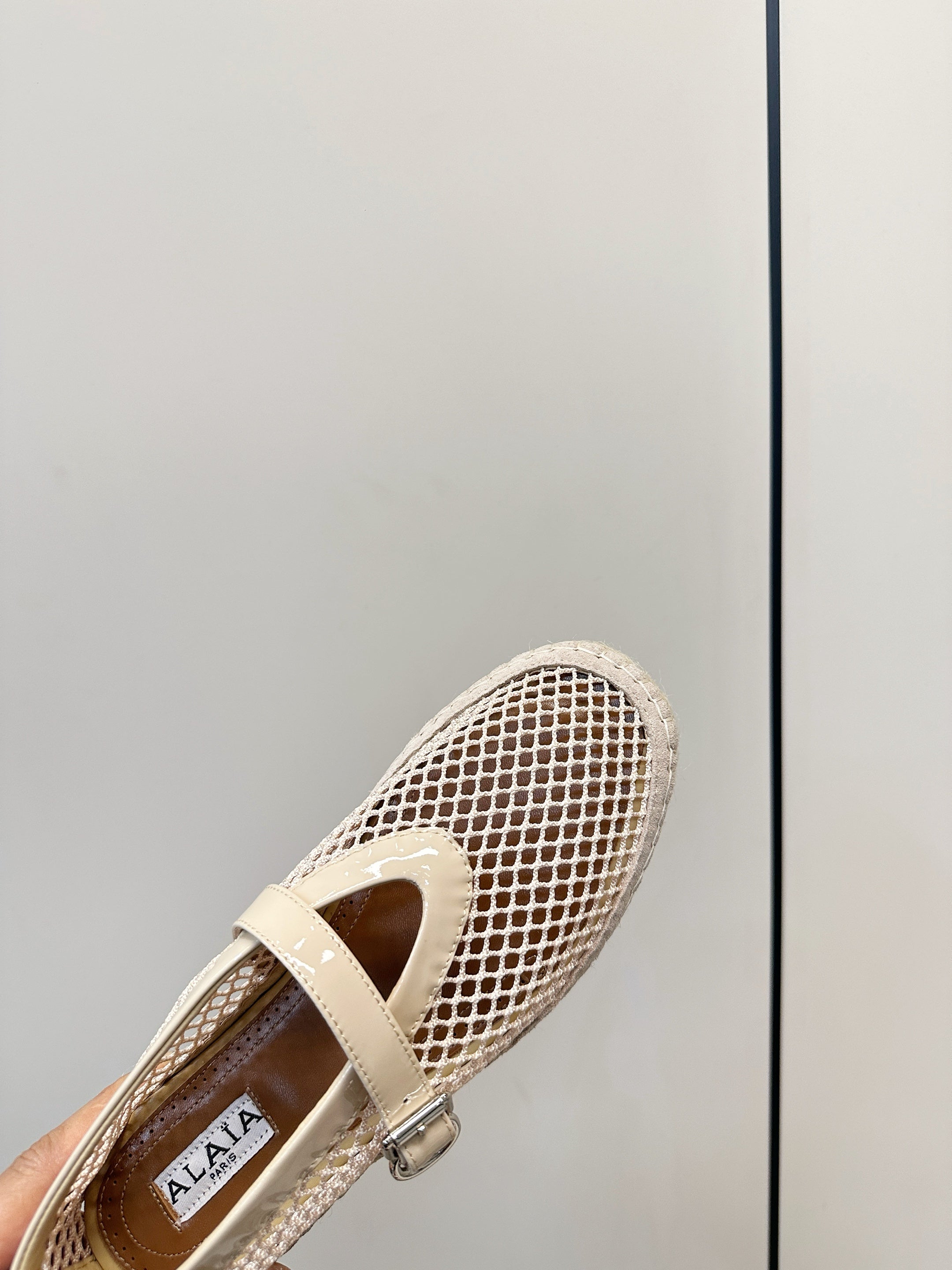 ALAIA 26S MESH ESPADRILLES IN BEIGE SOFT PATENT LEATHER