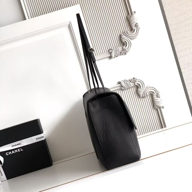 CHANEL 26S SOUPLISSIMO MAXI FLAP 39 IN BLACK GRAINED CALFSKIN SILVER HARDWARE