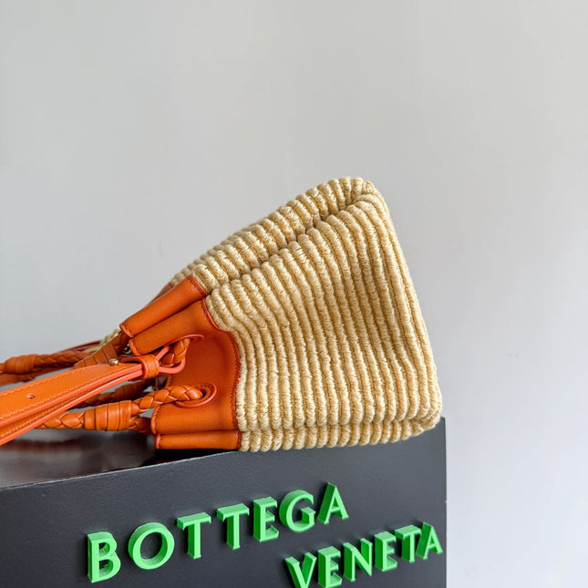 BOTTEGA VENETA 25S SMALL PARACHUTE 20 IN BURNED ORANGE CALFSKIN AND RAFFIA