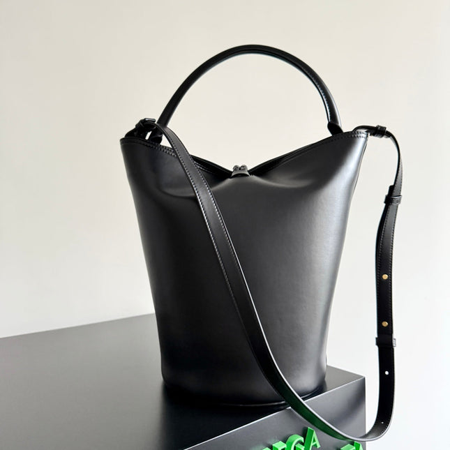BOTTEGA VENETA 25S MEDIUM LIBERTA 22 IN BLACK CALFSKIN GOLD HARDWARE