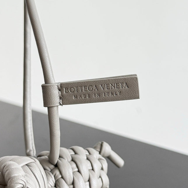 BOTTEGA VENETA 25S DAMEN ELEPHANT CHARM IN GREIGE CALFSKIN
