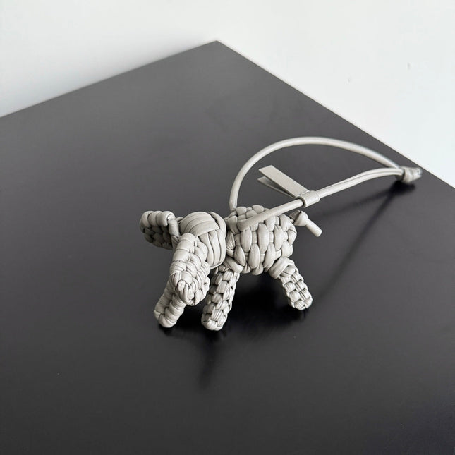 BOTTEGA VENETA 25S DAMEN ELEPHANT CHARM IN GREIGE CALFSKIN