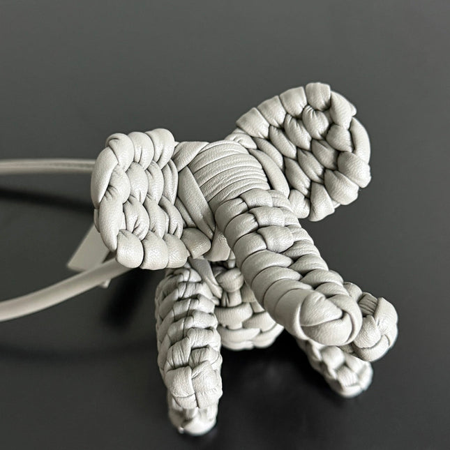 BOTTEGA VENETA 25S DAMEN ELEPHANT CHARM IN GREIGE CALFSKIN