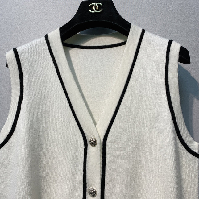 CHANEL 26S SLEEVELESS V-NECK BLAZER 669