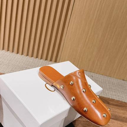CHLOE 26S STUDDED FLAT MULES IN CARAMEL BROWN CALFSKIN