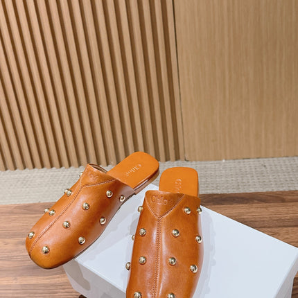 CHLOE 26S STUDDED FLAT MULES IN CARAMEL BROWN CALFSKIN