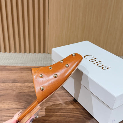 CHLOE 26S STUDDED FLAT MULES IN CARAMEL BROWN CALFSKIN