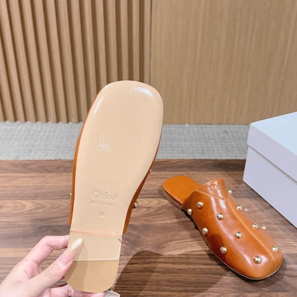 CHLOE 26S STUDDED FLAT MULES IN CARAMEL BROWN CALFSKIN