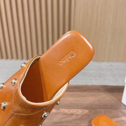 CHLOE 26S STUDDED FLAT MULES IN CARAMEL BROWN CALFSKIN