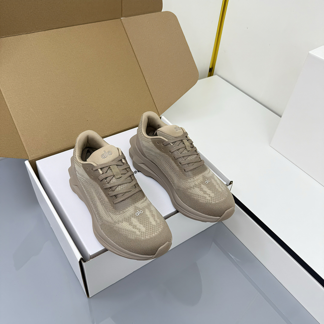ALO 25S SNEAKER IN STONE BEIGE MESH FABRIC