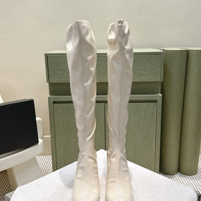 CHANEL 25S KNEE-HIGH BOOTS 60MM IN WHITE PATENT CALFSKIN WEDGE HEELS