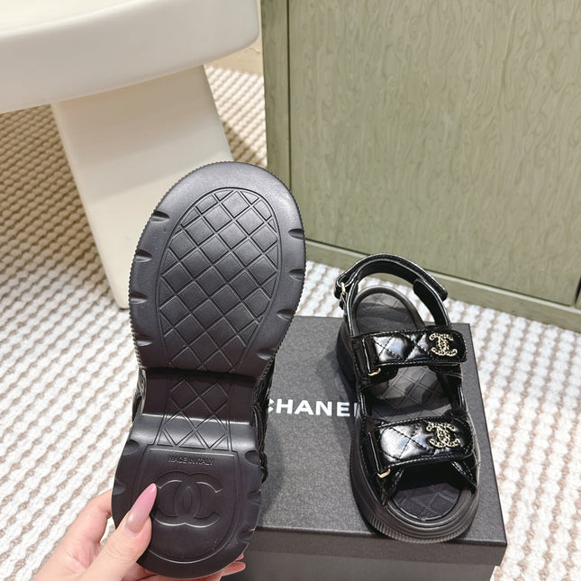 CHANEL 25S SANDALS IN BLACK PATENT CALFSKIN GOLD HARDWARE