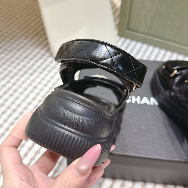 CHANEL 25S SANDALS IN BLACK PATENT CALFSKIN GOLD HARDWARE