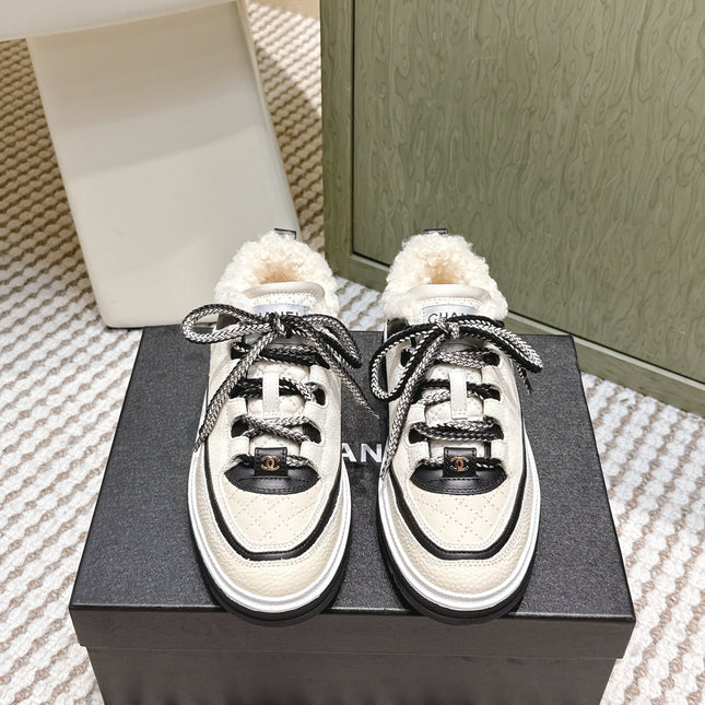 CHANEL 25S THICK-SOLE SNEAKERS IN WHITE AND BLACK CALFSKIN WITH FUR LINING