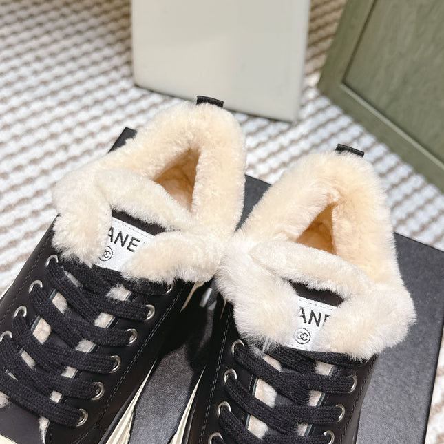 CHANEL 25S THICK-SOLE SNEAKERS 60MM IN BLACK AND BEIGE CALFSKIN WITH FUR LINING