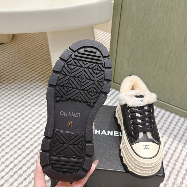 CHANEL 25S THICK-SOLE SNEAKERS 60MM IN BLACK AND BEIGE CALFSKIN WITH FUR LINING
