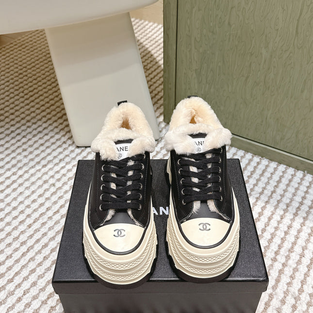 CHANEL 25S THICK-SOLE SNEAKERS 60MM IN BLACK AND BEIGE CALFSKIN WITH FUR LINING