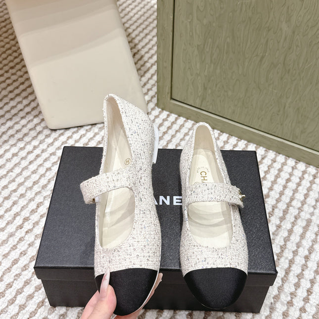 CHANEL 25S MARY JANE FLAT IN WHITE TWEED WITH BLACK CAP TOE GOLD HARDWARE