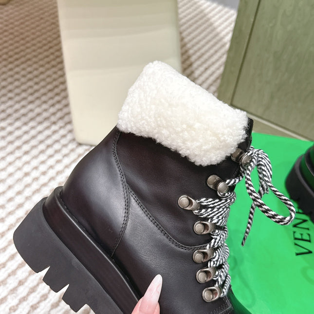 BOTTEGA VENETA 26S LUG ANKLE BOOTS IN BLACK CALFSKIN AND WHITE WOOL