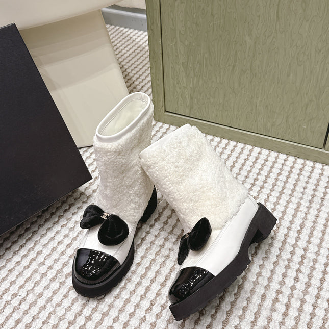 CHANEL 25S ANKLE BOOTS IN WHITE SHEARLING LAMBSKIN AND BLACK PATENT CALFSKIN