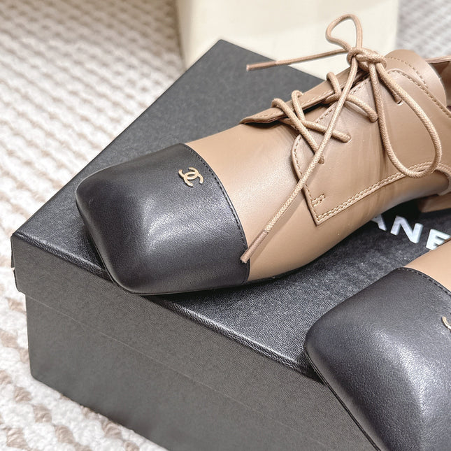 CHANEL 26S LACE-UP OXFORD SHOES IN LIGHT BROWN CALFSKIN WITH BLACK TOE CAP