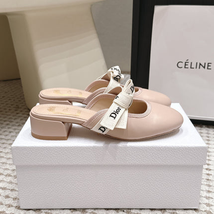 DIOR 26S CLOSED-TOE LOW-HEEL MULE IN LIGHT PINK CALFSKIN WITH BOW