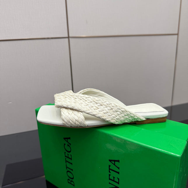 BOTTEGA VENETA 26S SANDALS IN WHITE CALFSKIN AND RAFFIA