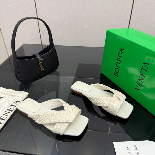 BOTTEGA VENETA 26S SANDALS IN WHITE CALFSKIN AND RAFFIA