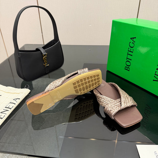BOTTEGA VENETA 26S SANDALS IN DARK BROWN CALFSKIN AND RAFFIA