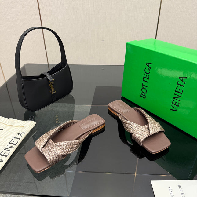 BOTTEGA VENETA 26S SANDALS IN DARK BROWN CALFSKIN AND RAFFIA