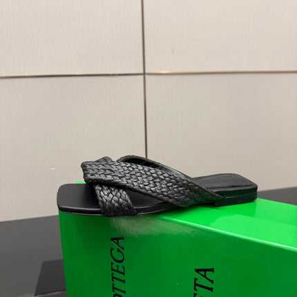 BOTTEGA VENETA 26S SANDALS IN BLACK CALFSKIN AND RAFFIA