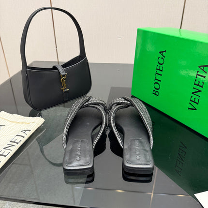 BOTTEGA VENETA 26S SANDALS IN BLACK CALFSKIN AND RAFFIA