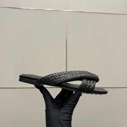 BOTTEGA VENETA 26S SANDALS IN BLACK CALFSKIN AND RAFFIA