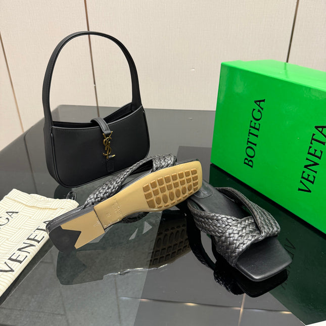 BOTTEGA VENETA 26S SANDALS IN BLACK CALFSKIN AND RAFFIA