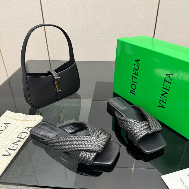 BOTTEGA VENETA 26S SANDALS IN BLACK CALFSKIN AND RAFFIA