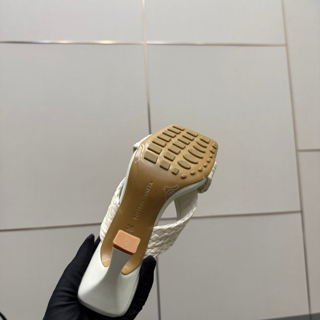 BOTTEGA VENETA 26S HEELED SANDALS 95 MM IN CREAM WHITE CALFSKIN AND RAFFIA