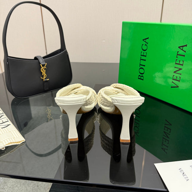 BOTTEGA VENETA 26S HEELED SANDALS 95 MM IN CREAM WHITE CALFSKIN AND RAFFIA
