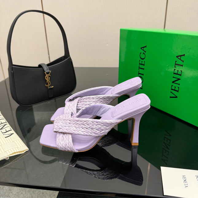 BOTTEGA VENETA 26S HEELED SANDALS 95 MM IN LIGHT PURPLE CALFSKIN AND RAFFIA