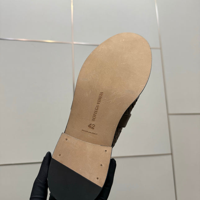 BOTTEGA VENETA 26S BACKLESS LOAFERS IN BROWN TECHNICAL WOVEN CALFSKIN STYLE 1