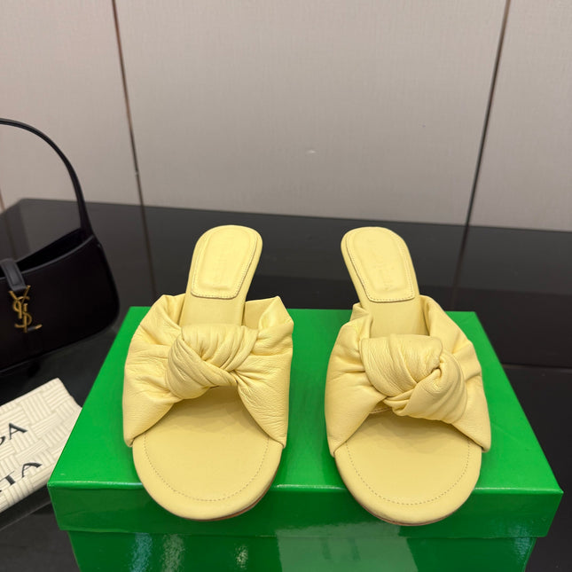 BOTTEGA VENETA 26S KNOT-STRAP HIGH-HEEL SANDALS IN YELLOW LAMBSKIN